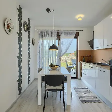 Holiday home Mit Privatpool Fuer 5 Personen Ca 60 Qm In Barat, Istrien Binnenland Von Istrien Kanfanar
